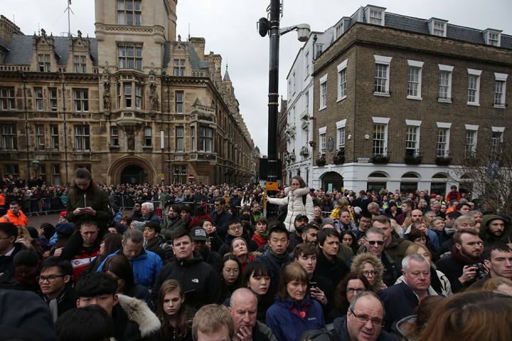 Sekitar 500 anggota keluarga, sahabat dan teman kerjanya hadir dalam upacara pribadi pemakaman Hawking di Gereja Great St Mary's, yang dipimpin pendeta Dr Cally Hammond. 