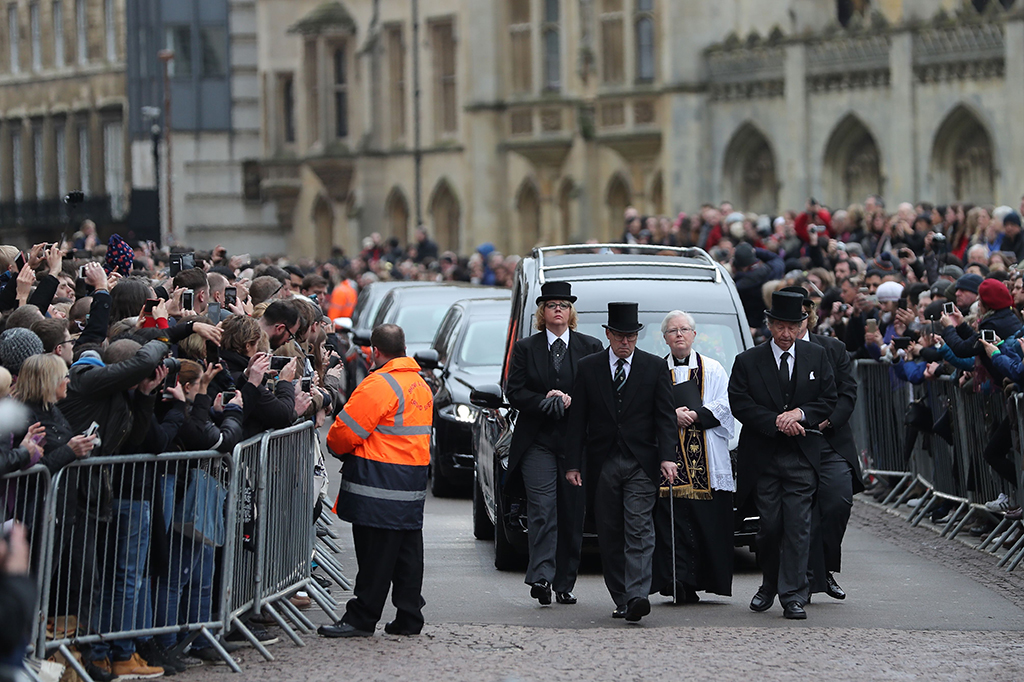 Ketika peti jenazah tiba, warga berteriak riuh ikut berduka atas kepergian sang fisikawan untuk selamanya.