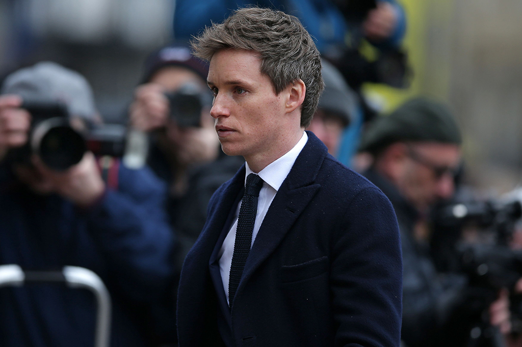 Ada juga Eddie Redmayne yang bertugas membacakan ayat Alkitab. 