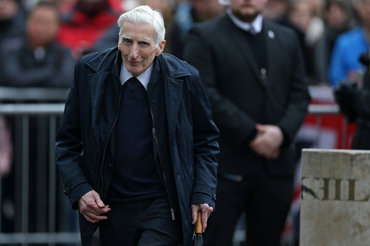 Astronom Martin Rees saat menghadiri upacara pemakaman Stephen Hawking.