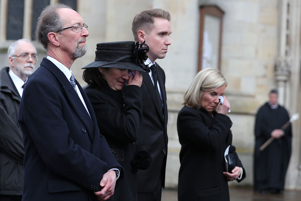 Jane Hawking, istri pertama Stephen Hawking dan putranya Tim dan putri Lucy Hawking saat upacara pemakaman Stephen Hawking.