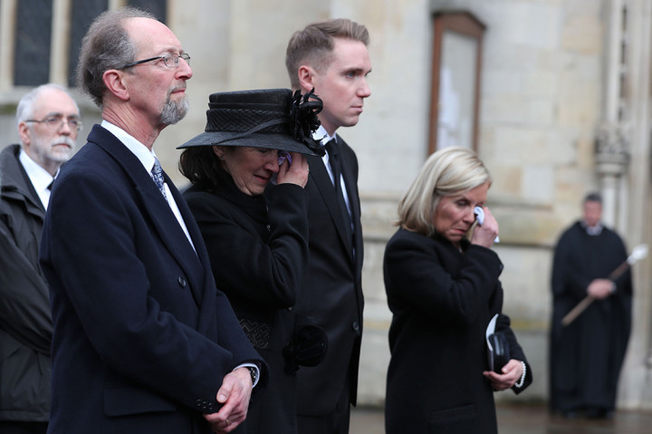 Jane Hawking, istri pertama Stephen Hawking dan putranya Tim dan putri Lucy Hawking saat upacara pemakaman Stephen Hawking.