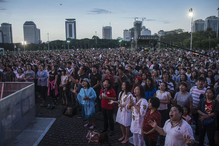 Umat Kristiani berdoa saat mengikuti perayaan Paskah Bersama II 2018 di Monumen Nasional (Monas), Jakarta. Kegiatan yang diselenggarakan oleh Gereja Bethel Indonesia (GBI) Glow Fellowship Centre itu mengangkat tema 