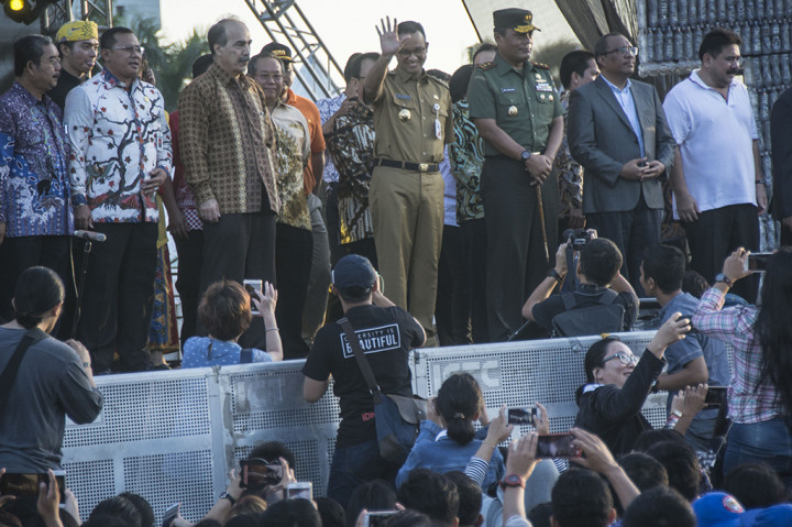 Gubernur DKI Jakarta Anies Baswedan bersama Pangdam Jaya Mayjen (TNI) Joni Supriyanto, Kuasa Usaha Kedubes Palestina untuk Indonesia Taher Hamad (ketiga kiri) serta sejumlah tamu undangangan lainnya menghadiri perayaan Paskah Bersama II 2018 di Monumen Nasional (Monas), Jakarta.
