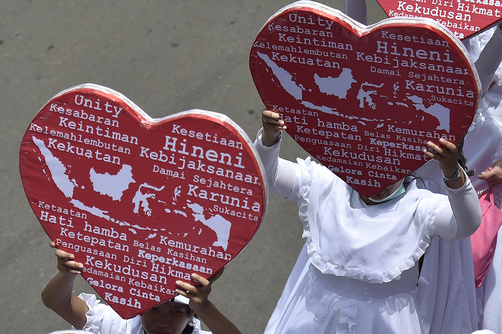 Umat Kristiani membawa lambang hati kali kirab perayaan Paskah di sekeliling Jalan Medan Merdeka Selatan, Jakarta. ANTARA/Puspa Perwitasari
