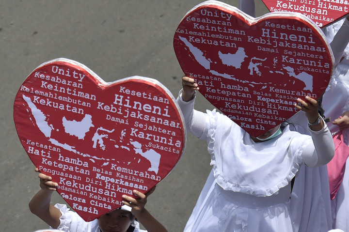 Umat Kristiani membawa lambang hati kali kirab perayaan Paskah di sekeliling Jalan Medan Merdeka Selatan, Jakarta. ANTARA/Puspa Perwitasari
