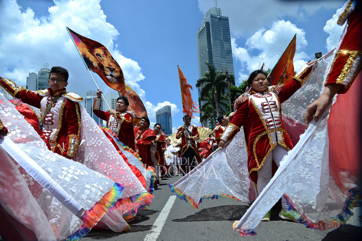 Semarak parade kebhinekaan saat melintas di kawasan Thamrin, Jakarta. MI/Susanto