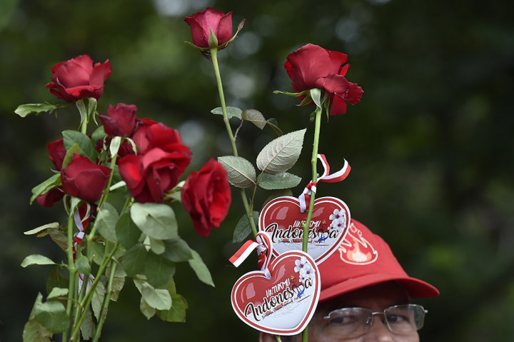 Umat Kristiani melaksanakan Kirab Paskah Nasional dengan membagikan bunga di kawasan Silang Monas, Jakarta. ANTARA/Puspa Perwitasari