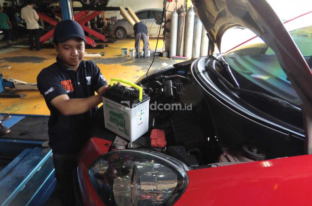 Langkah pertama yang harus dilakuakn, menyiapkan aki baru yang ingin dipasang, tepat di dekat posisi aki yang terpasang. Setelah itu nyalakan mesin dan mulai melakukan pembukaan baik di kepala kutub aki. Ingat, bukalah sisi negatif lebih dulu. medcom.id/Ahmad Garuda