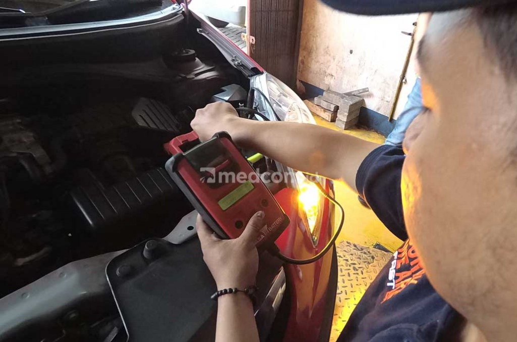 Setelah semuanya terpasang rapi, jangan lupa untuk memastikan baut di kedua kutub tidak mudah terlepas. Kemudian lakukan pengecekan tegangan di kedua kutub aki menggunakan volt meter. Pastikan angka di volt meter berada di atas 12 volt. medcom.id/Ahmad Garuda