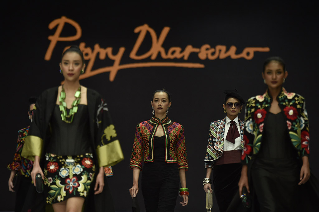 Model memperagakan busana karya Poppy Dharsono saat penutupan Indonesia Fashion Week 2018 di Jakarta.
