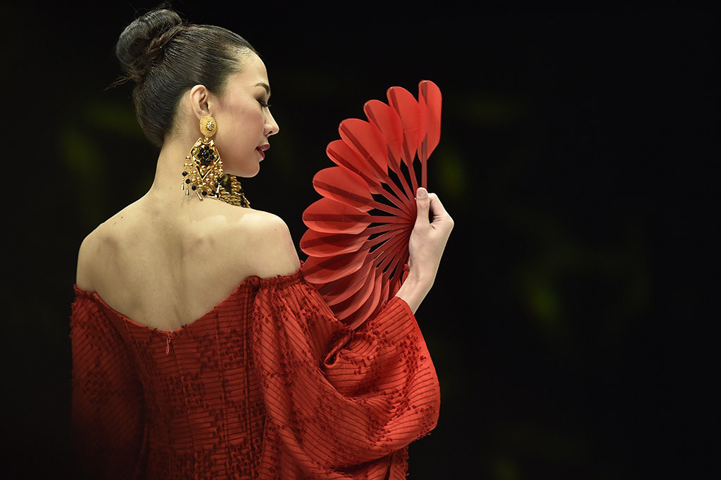 Menutup IFW 2018, Poppy Dharsono menampilkan karya Syahda Pusaka yang mengangkat kecantikan klasik yang mulia, warisan leluhur nenek moyang.
