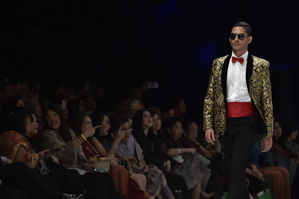 Mewujudkan kecintaannya terhadap warisan budaya, Poppy menghadirkan 99 set busana yang menampilkan batik, tenun, dan lurik sebagai 'hidangan utama' koleksinya. 
