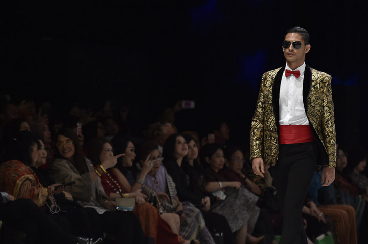 Mewujudkan kecintaannya terhadap warisan budaya, Poppy menghadirkan 99 set busana yang menampilkan batik, tenun, dan lurik sebagai 'hidangan utama' koleksinya. 
