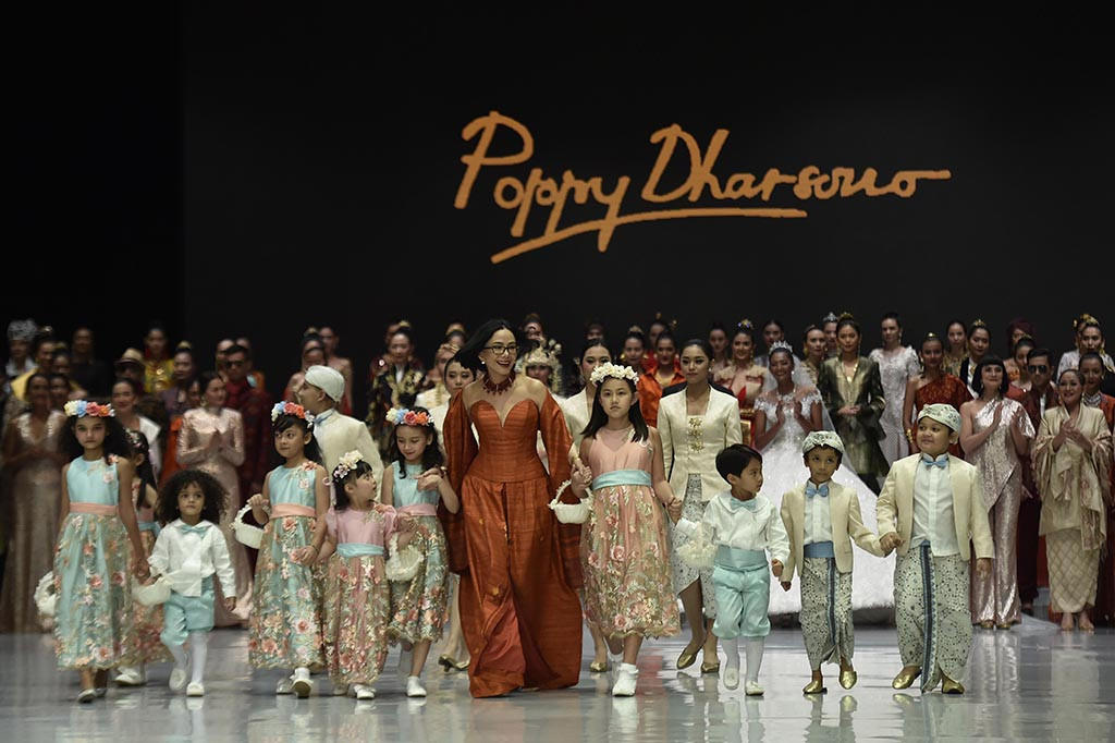 Poppy yang juga pendiri Asosiasi Perancang dan Pengusaha Mode Indonesia (APPMI) merupakan salah pelopor dan desainer pertama Indonesia yang bisa menembus pasar Eropa.
