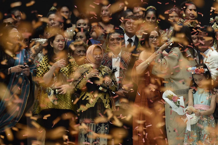 Perancang busana Poppy Dharsono (kedua kanan) merayakan 40 tahun berkarya saat penutupan Indonesia Fashion Week 2018 di Jakarta.