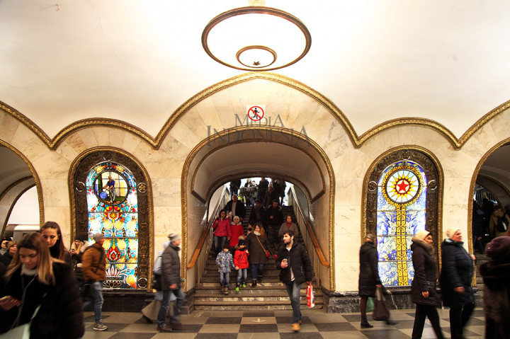 Suasana Stasiun Novoslobodskaya, Metro Moskow, Rusia, Sabtu, 31 Maret 2018. 