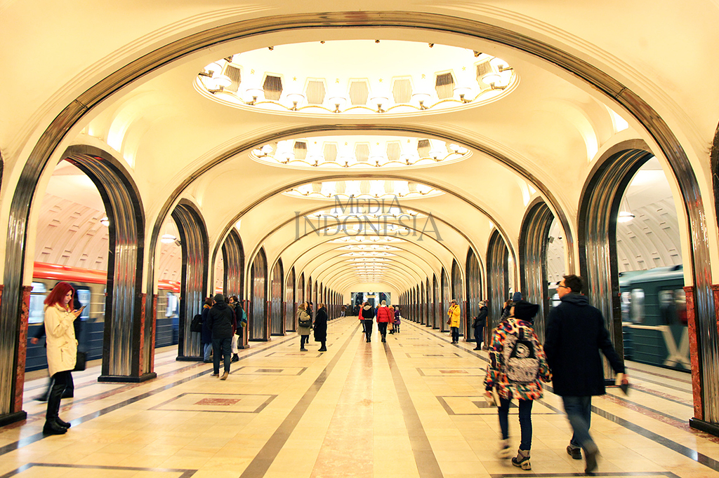 Metro Moskow adalah sistem kereta bawah tanah di Ibu Kota Rusia dengan arsitekstur yang indah. 
