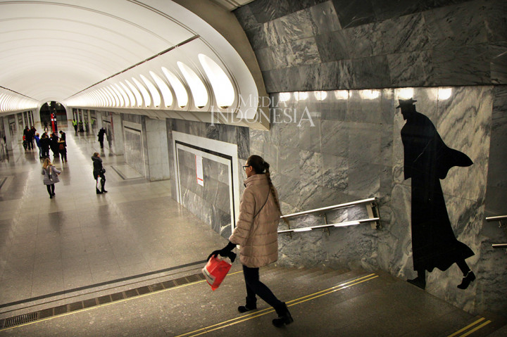 Jalur pertama dibuka pada 15 Mei 1935 dan kini telah menjadi 14 jalur dengan 252 stasiun, termasuk jalur Lingkar Pusat Moskow (MCC) dan sistem transportasi monorail (215 stasiun metro, 31 stasiun MCC dan 6 stasiun monorel). Total panjang keseluruhan 424,7 kilometer.