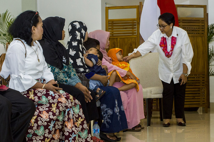 Menteri Luar Negeri Retno Marsudi berbincang dengan keluarga korban yang sandera kelompok bersenjata Benghazi di Libya, saat serah terima korban kepada pihak keluarga di Kantin Diplomasi, Kementerian Luar Negeri, Jakarta. ANTARA/Galih Pradipta