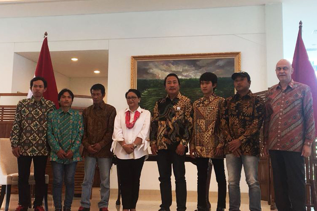 Menlu Retno Marsudi di antara ABK WNI yang dibebaskan dari penyanderaan di Bengazhi, Libya. Medcom.id/Sonya Michaella