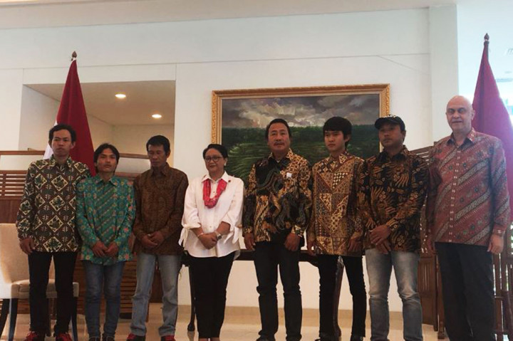 Menlu Retno Marsudi di antara ABK WNI yang dibebaskan dari penyanderaan di Bengazhi, Libya. Medcom.id/Sonya Michaella