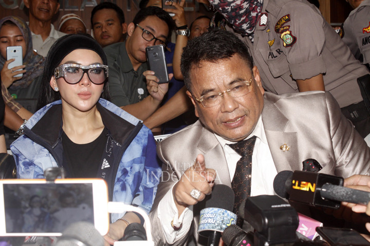 Syahrini datang didampingi pengacaranya Hotman Paris Hutapea.