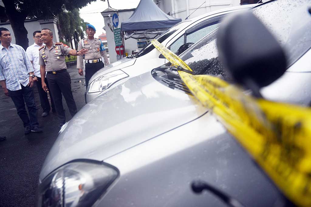 Kapolrestabes Surabaya Kombes Rudi Setiawan (kedua kanan) menunjukkan barang bukti kendaraan yang digunakan tersangka. Kombes Rudi mengatakan sebanyak 16 pelaku dalam komplotan ini setiap harinya menjalankan dua aplikasi dengan masing-masing peran sebagai pengemudi angkutan daring sekaligus calon penumpang dari dari ratusan telepon seluler yang telah disiapkan. 