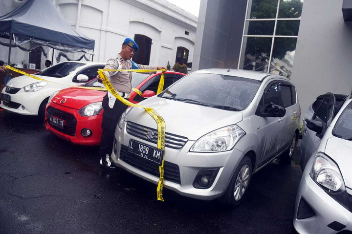 Sebanyak 16 pelaku telah ditetapkan sebagai tersangka. Karena telah memanipulasi data elektronik, polisi menjerat seluruh tersangka dengan Pasal 51 ayat (1) jo Pasal 35 Undang-undang Republik Indonesia Nomor 11 Tahun 2008 tentang Informasi Transaksi Eletronik dengan ancaman hukuman maksimal 12 tahun penjara.