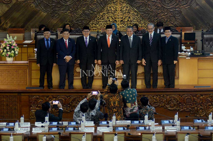 Gubernur BI terpilih Perry Warjiyo (ketiga kanan) dan Deputi Gubenur BI Dody Budi Waluyo (kedua kanan) diapit Ketua DPR Bambang Soesatyo (tengah) dan para Wakil Ketua DPR Agus Hermanto (kiri), Utut Adianto (kedua kiri), Fadli Zon (ketiga kiri), dan Taufik Kurniawan pada penetapannya dalam rapat paripurna DPR di Gedung Nusantara II, Kompleks Parlemen Senayan, Jakarta, Selasa, 3 April 2018. Selain penetapan Gubernur BI, rapat paripurna juga menetapkan Dody Budi Waluyo sebagai Deputi Gubernur BI terpilih, jabatan yang diemban Perry sebelumnya.