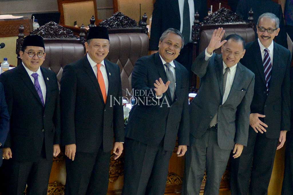 Sebelum disahkan, Perry dan Dody mendapat persetujuan dari Komisi XI DPR RI pascauji kelayakan dan kepatutan (fit and proper test). Perry dan Dody mendapat suara bulat dari 10 fraksi partai politik di Komisi XI DPR RI.