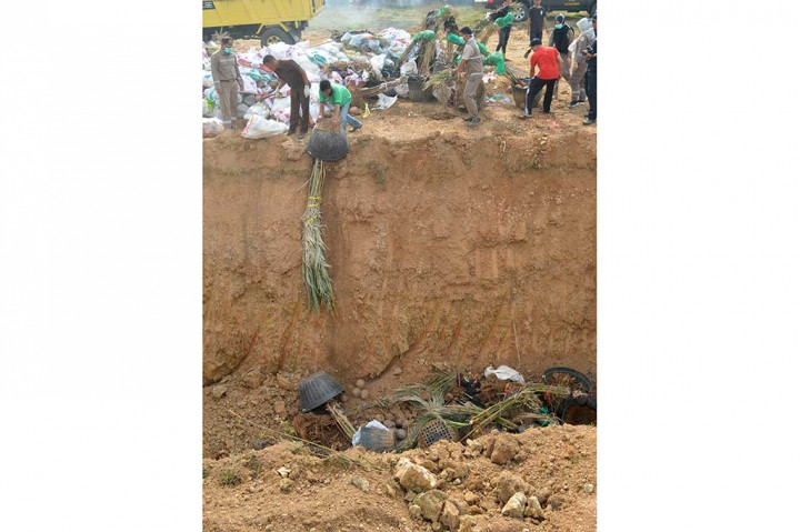 Sementara itu sejumlah bibit pohon kurma dan produk impor ilegal lainnya dimusnahkan dengan cara dikubur.