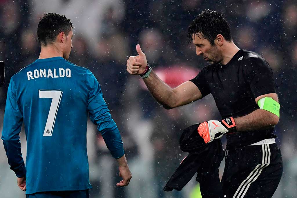 CR7 mendapat acungan jempol dari Buffon. AFP/Javier Soriano