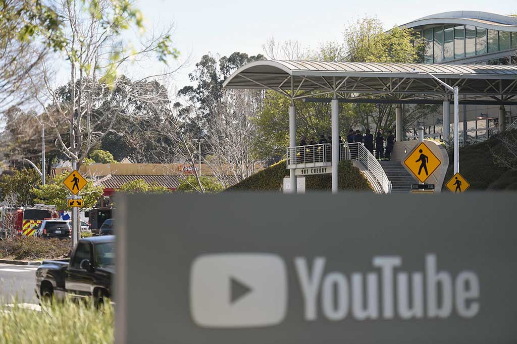 Aparat keamanan berjaga-jaga pascainsiden penembakan yang terjadi di kantor Youtube di  San Bruno, California, Selasa, 3 April 2018 waktu setempat.