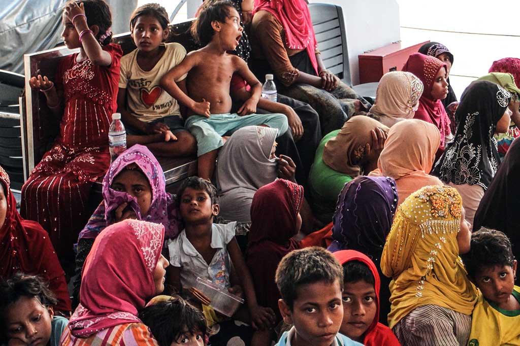 Kapal dan penumpangnya selanjutnya akan diserahkan kepada pihak imigrasi.