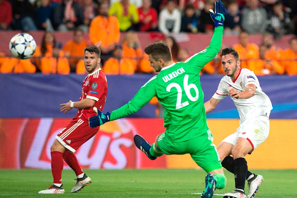 Pada menit ke-20 tuan rumah berpeluang membuka keunggulan. Namun sepakan kaki kanan Pablo Sarabia dari dalam kotak penalti masih menyamping tipis dari gawang Sven Ulreich.