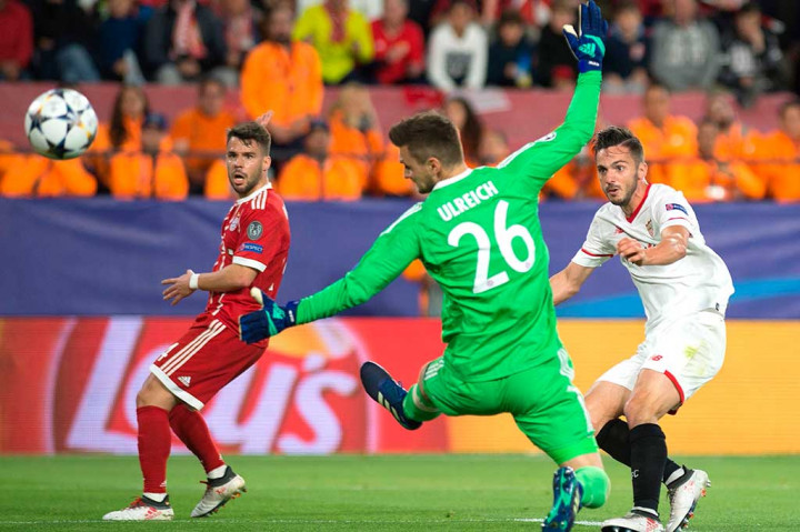 Pada menit ke-20 tuan rumah berpeluang membuka keunggulan. Namun sepakan kaki kanan Pablo Sarabia dari dalam kotak penalti masih menyamping tipis dari gawang Sven Ulreich.