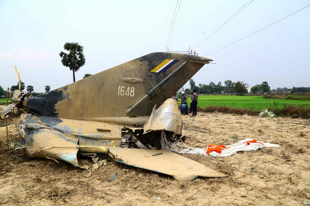 Tentara Myanmar menjaga reruntuhan pesawat jet tempur yang jatuh di dekat Desa Kyunkone, sekitar satu jam perjalanan dari Ibu Kota Naypyidaw, Selasa, 3 April 2018. Kecelakaan terjadi sekitar pukul 10.00 waktu setempat.