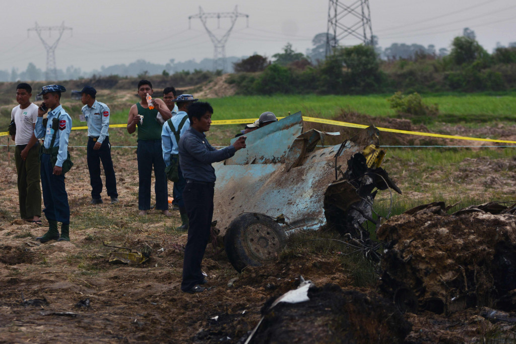 Pilot pesawat tewas dalam perjalanan ke rumah sakit militer di Kota Taungoo akibat luka-lukanya.