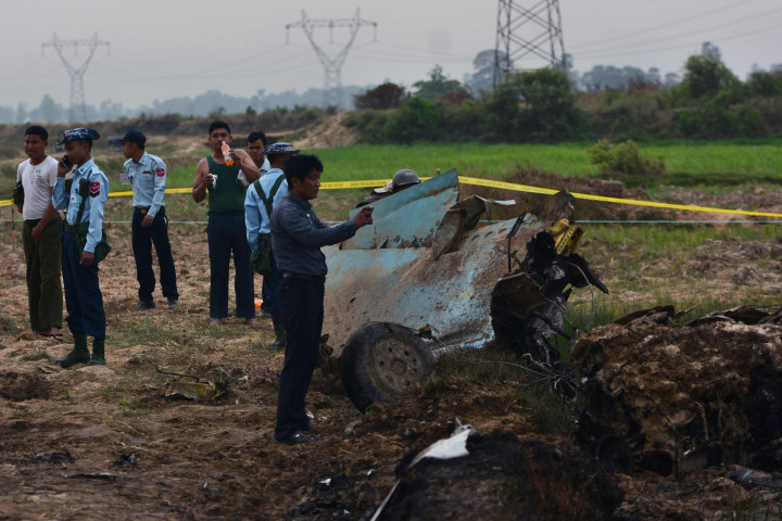 Pilot pesawat tewas dalam perjalanan ke rumah sakit militer di Kota Taungoo akibat luka-lukanya.