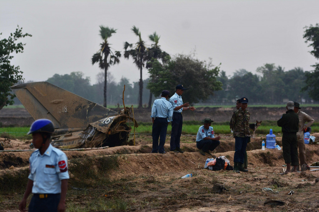Menurut pejabat militer, kecelakaan pesawat tempur F-7 dengan satu tempat duduk tersebut disebabkan karena permasalahan teknis.
