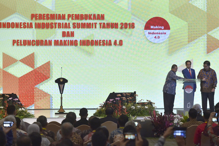 Presiden Joko Widodo (tengah) didampingi Menteri Perindustrian Airlangga Hartarto (kanan) dan Menko Perekonomian Darmin Nasution (kiri) membuka Industrial Summit 2018 sekaligus peluncuran Making Indonesia 4.0 di Jakarta.
