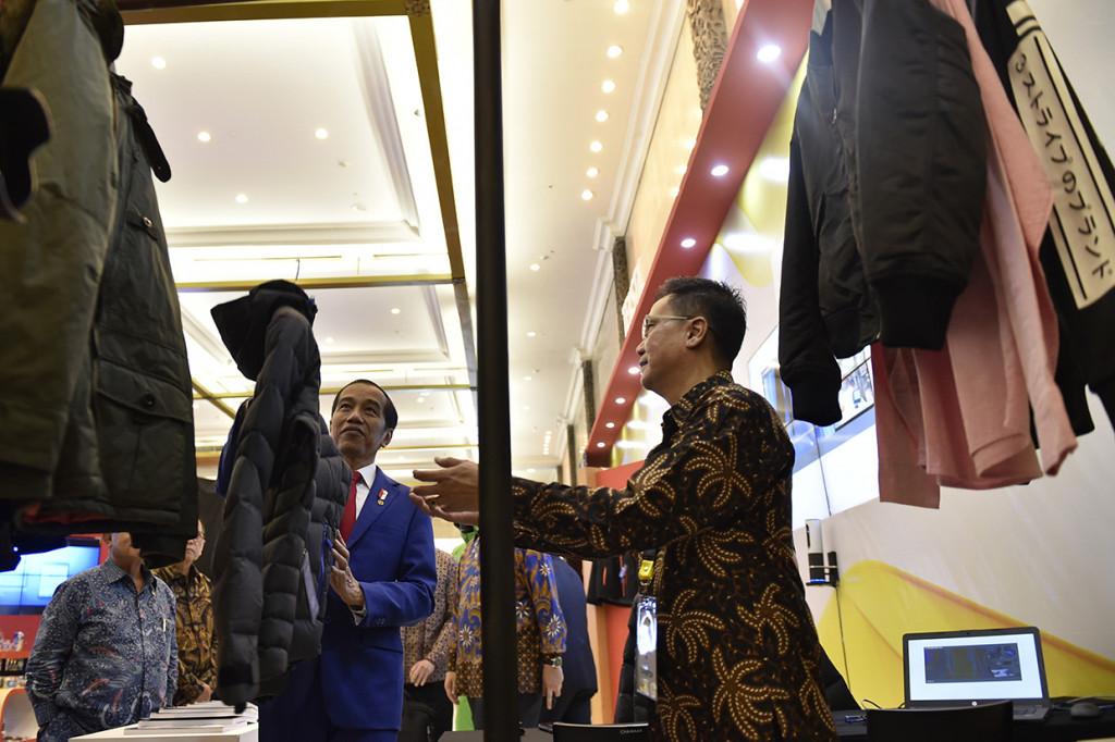 Presiden Joko Widodo meninjau produk industri dalam pameran Industrial Summit 2018 di Jakarta.


