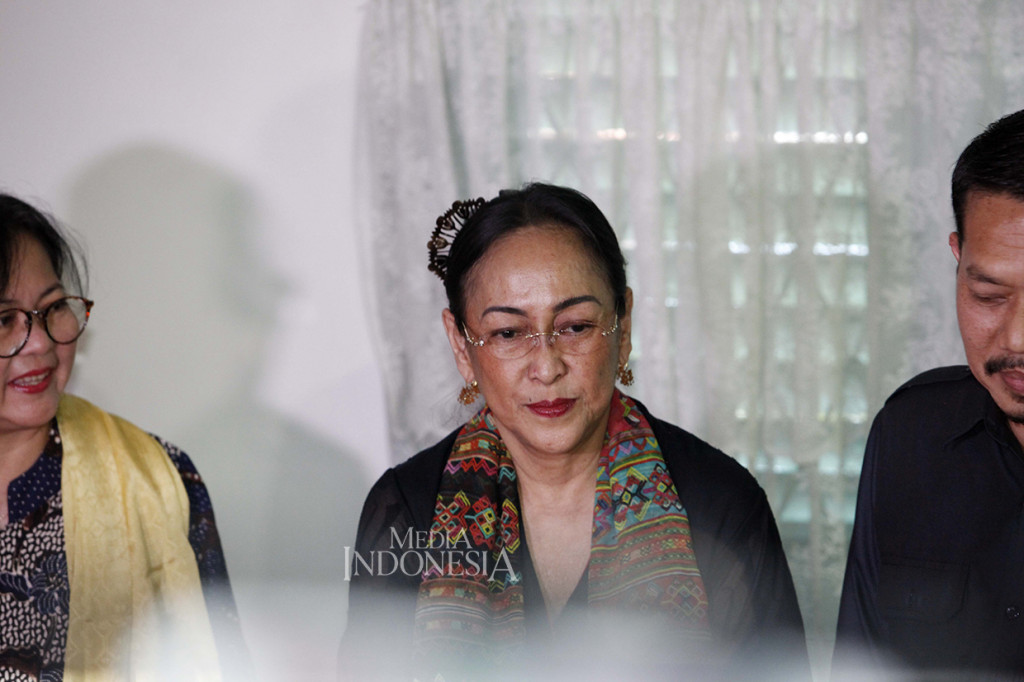Ada total lima poin yang dibacakan Sukmawati dalam konferensi pers ini. Permintaan maaf itu merupakan poin kelima.