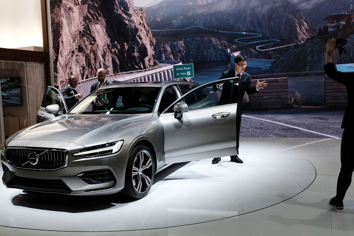 .Volvo V-series. Hanya varian tertinggi tipe S dan V yang masih Volvo produksi di pabrikanya di Swedia. 