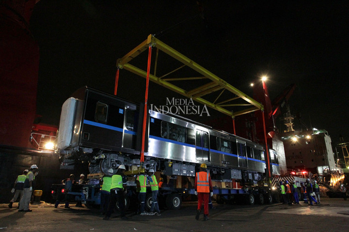 Dua rangkaian kereta MRT Jakarta yang terdiri dari 12 gerbong kereta tiba di Pelabuhan Tanjung Priok, Jakarta.