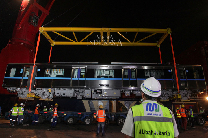 Adapun proses penurunan kereta dari kapal kargo akan dilakukan pada Kamis besok, 5 April 2018 dan dilanjutkan untuk proses pengiriman ke Depo Lebak Bulus dengan menggunakan multi-axle trailer menuju ke Depo Lebak Bulus.