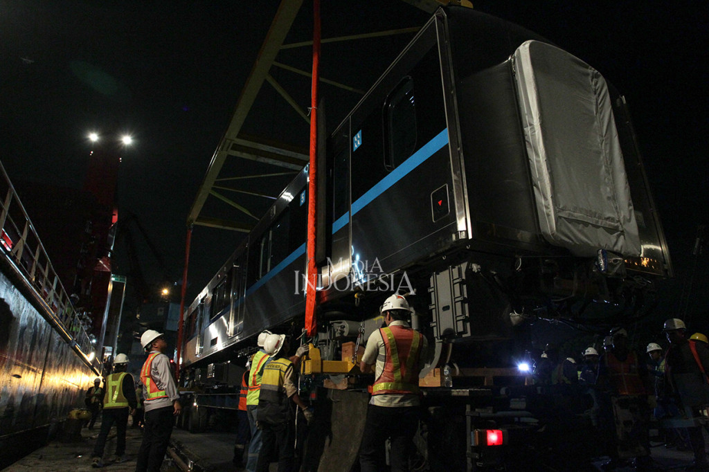 Guna memastikan proses pengiriman berjalan lancar, PT MRT Jakarta telah melakukan serangkaian uji coba dan simulasi pengiriman sejak Februari 2018 lalu. Kereta MRT Jakarta adalah kereta baru yang dibuat oleh perusahaan kereta api Nippon Sharyo, Jepang.