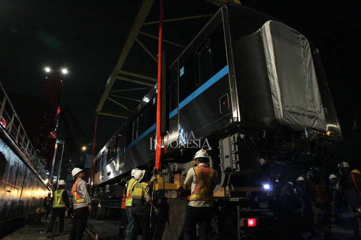 Guna memastikan proses pengiriman berjalan lancar, PT MRT Jakarta telah melakukan serangkaian uji coba dan simulasi pengiriman sejak Februari 2018 lalu. Kereta MRT Jakarta adalah kereta baru yang dibuat oleh perusahaan kereta api Nippon Sharyo, Jepang.