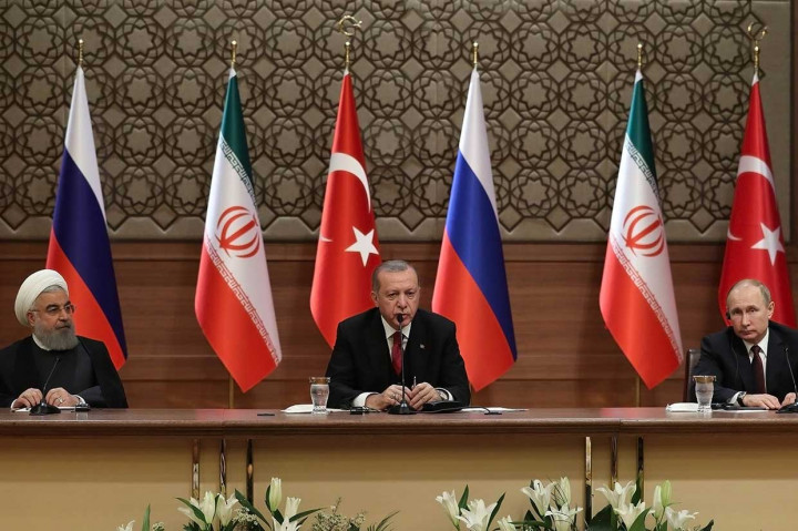 Ketiga negara itu juga menggarisbawahi peran kunci mereka, sementara semakin banyak pertanyaan muncul menyangkut keberadaan pasukan AS di Suriah. AS saat ini menempatkan sekitar 2.000 tentaranya di Suriah Utara dalam misi untuk memerangi sisa-sisa kekuatan IS, kelompok yang pernah menguasai wilayah itu. Trump mengatakan pada Selasa, 3 April 2018 bahwa sudah saatnya pasukan AS ditarik dari negara itu.